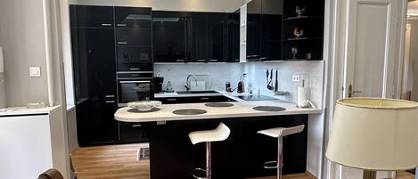 Réfrigérateur, four à micro-ondes, surface de cuisson, lave-vaisselle