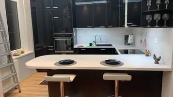 Kühlschrank, Mikrowelle, Herdplatte, Geschirrspüler