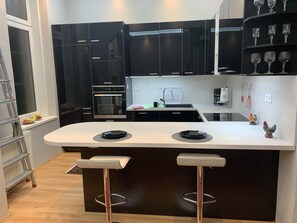 Kühlschrank, Mikrowelle, Herdplatte, Geschirrspüler