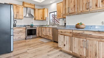 Køleskab, mikrobølgeovn, ovn, kogeplade