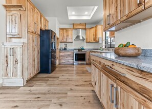 Fridge, microwave, oven, stovetop - Charming 3-4 BR home with pool, river access & sweeping grounds (Three Rivers)