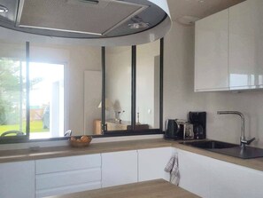 Fridge, microwave, oven, stovetop - Villa Tamaris (Port Vril), a magnificent waterfront villa. (Ploemeur)