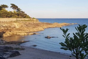 A coastal landscape with rocky terrain and a sandy beach. - Villa Tamaris (Port Vril), a magnificent waterfront villa. (Ploemeur)