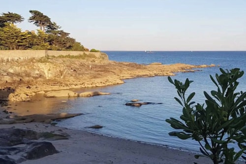 Villa Tamaris (Port Vril), a magnificent waterfront villa.