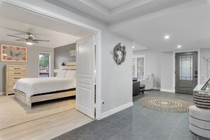 4 soverom, skrivebord, strykejern/-brett og reiseseng for barn