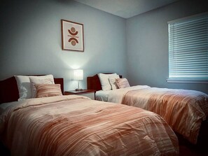 3 bedrooms, desk, iron/ironing board, free WiFi - Your Home Away From Home In Clinton (Clinton)