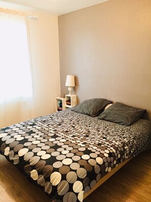 3 bedrooms, iron/ironing board, WiFi, bed sheets - Family home 10 min from Île de Ré and La Rochelle town center (PUILBOREAU)