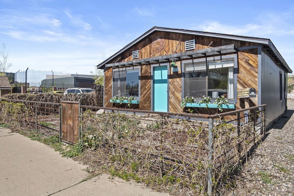 Eclectic & Fun Lumberyard Urban Cabin #1 in downtown, next to NAU