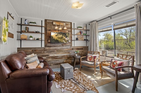 Smart TV. Eclectic & Fun Lumberyard Urban Cabin #1 in downtown, next to NAU