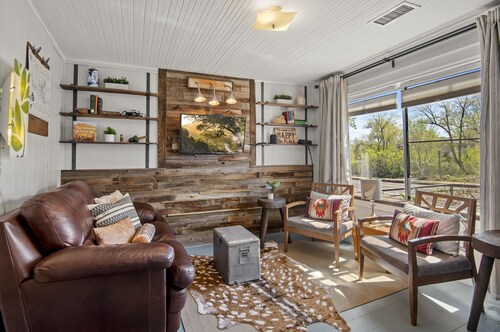 Eclectic & Fun Lumberyard Urban Cabin #1 in downtown, next to NAU