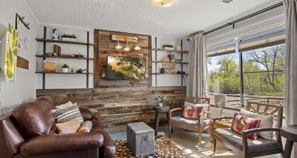 Eclectic & Fun Lumberyard Urban Cabin #1 in downtown, next to NAU