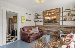 Smart TV - Eclectic & Fun Lumberyard Urban Cabin #1 in downtown, next to NAU (Flagstaff)