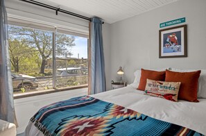 2 soverom, skrivebord, strykejern/-brett og wi-fi (inkludert)