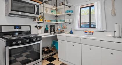 Eclectic & Fun Lumberyard Urban Cabin #1 in downtown, next to NAU