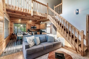Smart TV, fireplace - Secluded, renovated, cabin with gorgeous mountain views, firepit, hot tub (Townsend)