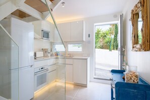 Een koelkast, een magnetron, een oven, een vaatwasser