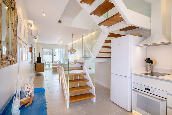 Een koelkast, een magnetron, een oven, een vaatwasser