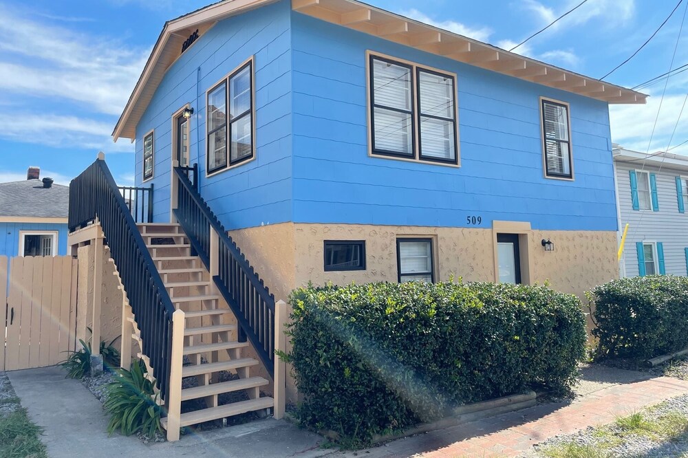 "Ocean and Sand" 2BR/2BH house, 1 block to the beach