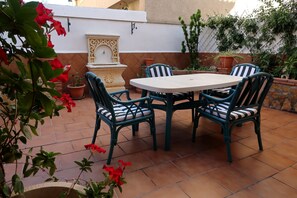 Outdoor dining - Entire house Ideal to get to know Granada. Along Sports Palace Well comunicated. (Granada)