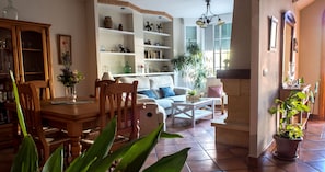 Interior - Entire house Ideal to get to know Granada. Along Sports Palace Well comunicated. (Granada)