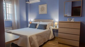 3 bedrooms, iron/ironing board, free WiFi, bed sheets - Entire house Ideal to get to know Granada. Along Sports Palace Well comunicated. (Granada)
