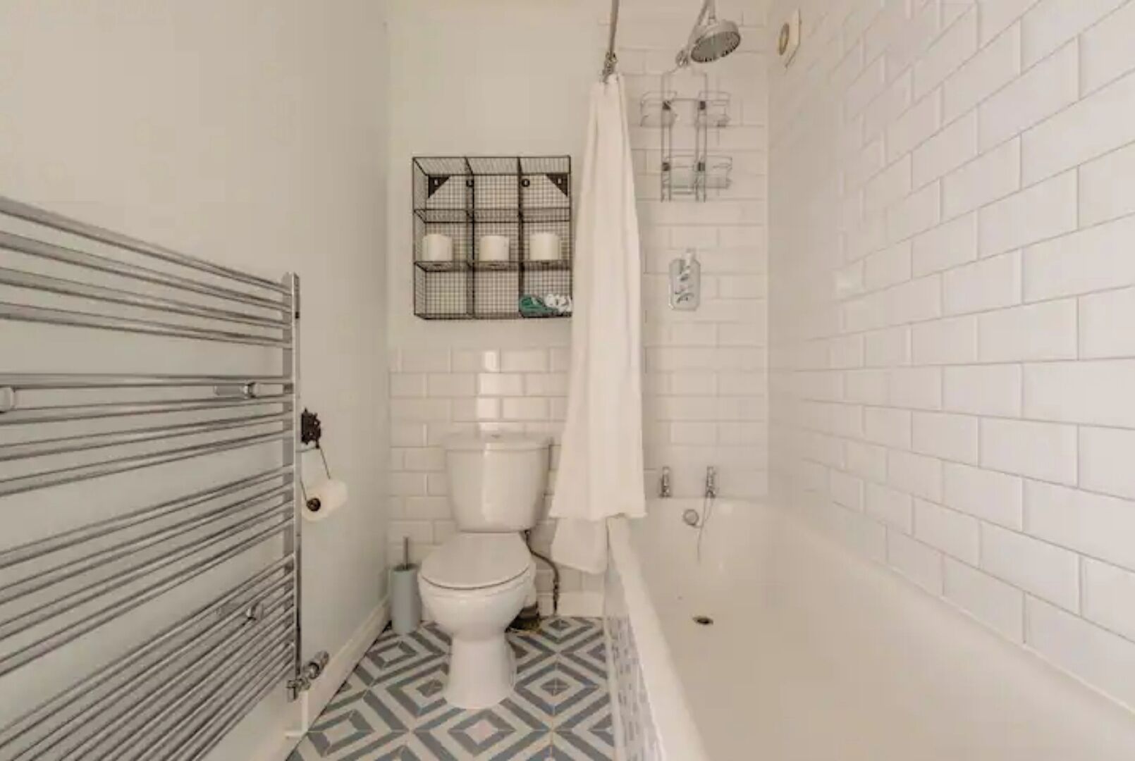 Baignoire, séchoir à cheveux, serviettes fournies, savon