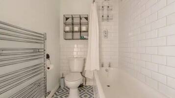 Baignoire, séchoir à cheveux, serviettes fournies, savon