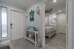 2 habitaciones, tabla de planchar con plancha y cuna de viaje 