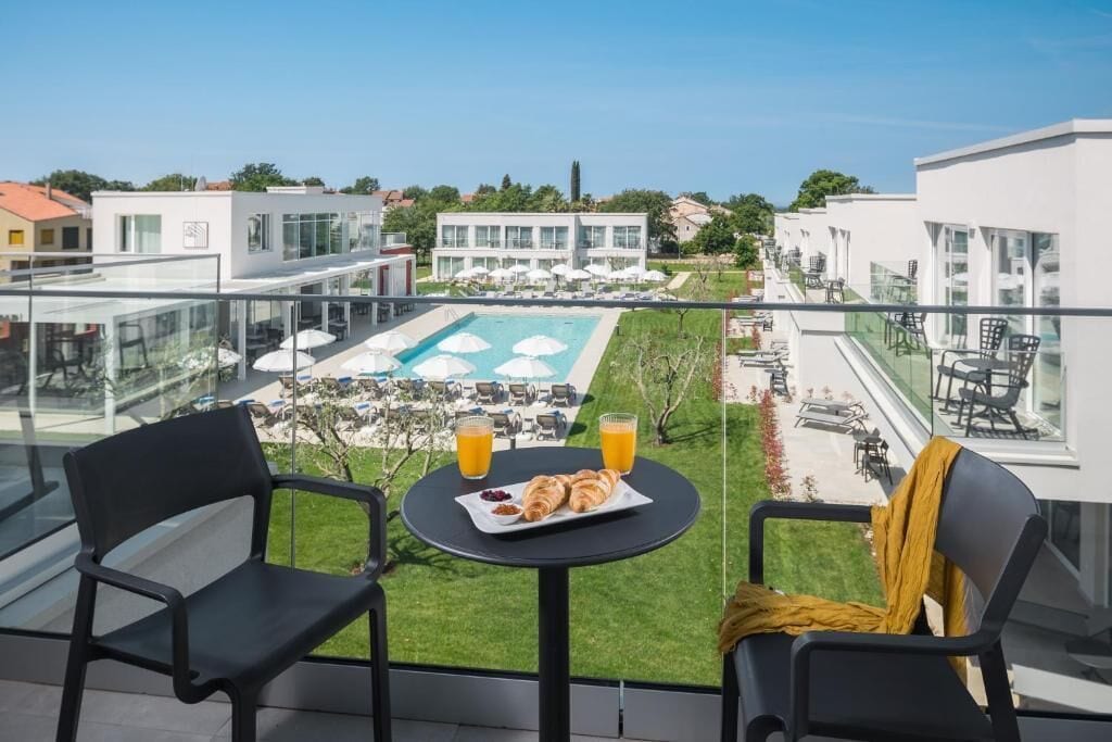 Luxus apartman, erkély, kilátással a medencére | Kilátás az erkélyről