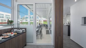 Café da manhã com buffet durante a semana (EUR 15 por pessoa)