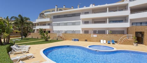 حمّام سباحة خارجي