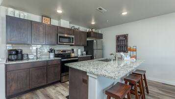 KylskÄp, mikrovÄgsugn, ugn och spishÀll