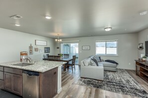 Smart TV - Spacious kitchen suitable for large groups, close to shopping, parks & wineries. (Kennewick)