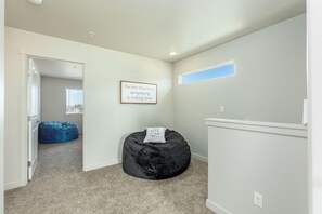 Interior - Spacious kitchen suitable for large groups, close to shopping, parks & wineries. (Kennewick)