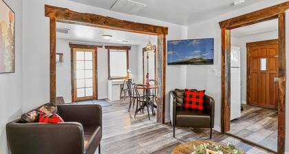 Eclectic & Fun Lumberyard Urban Cabin #2 in downtown, next to NAU