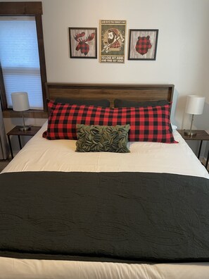 2 bedrooms, desk, iron/ironing board, free WiFi - Eclectic & Fun Lumberyard Urban Cabin #2 in downtown, next to NAU (Flagstaff)