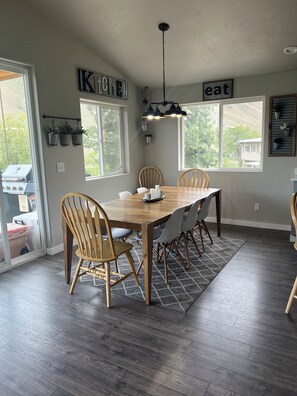 Dining - Hilltop River View within walking distance to town (Riggins)