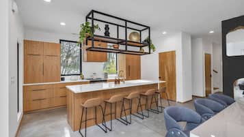 Coffee/tea maker, fridge, microwave, oven