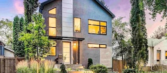 Central UofA » Luxurious Suite » Separate Entrance