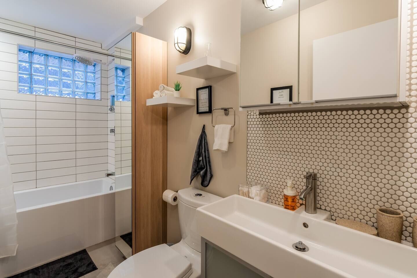 Central UofA » Luxurious Suite » Separate Entrance