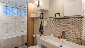 Douche, sèche-cheveux, serviettes fournies, savon