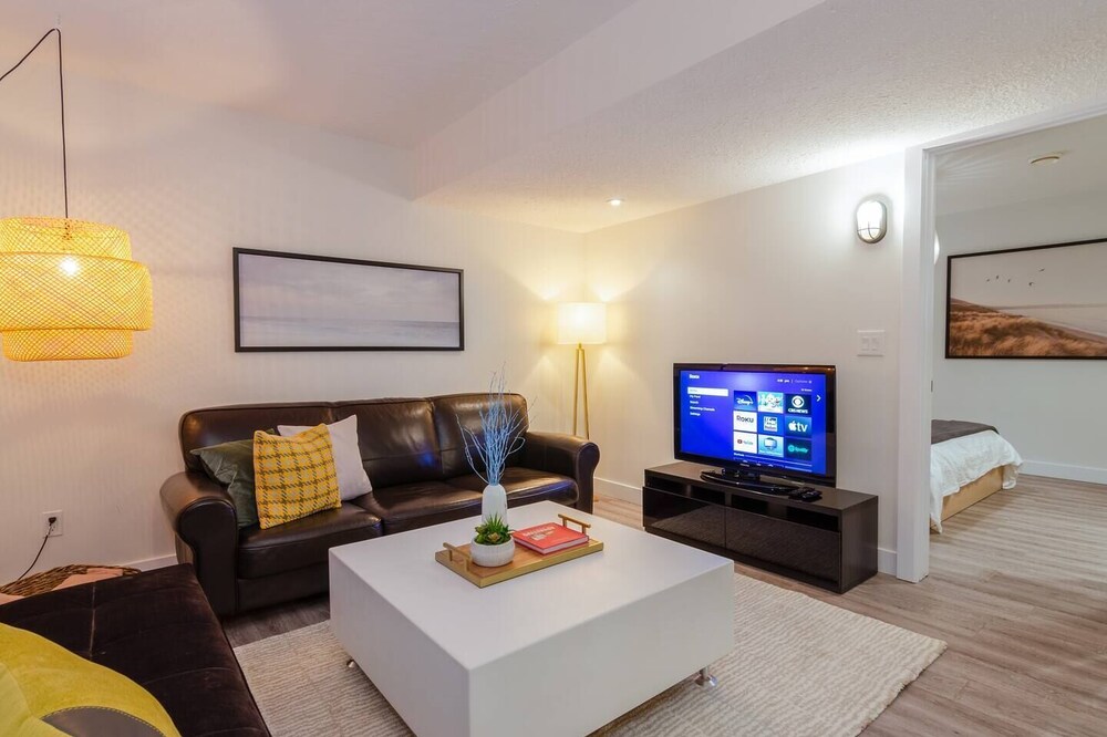 Central UofA » Luxurious Suite » Separate Entrance