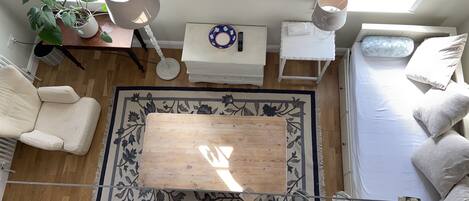 Televisión, libros y impresora