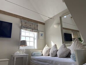 2 Schlafzimmer, Schreibtisch, Bügeleisen/Bügelbrett, Reisekinderbett