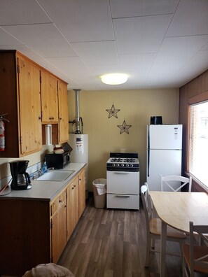 Cabaña básica | Cocina privada | Frigorífico grande, microondas, horno y placa de cocina