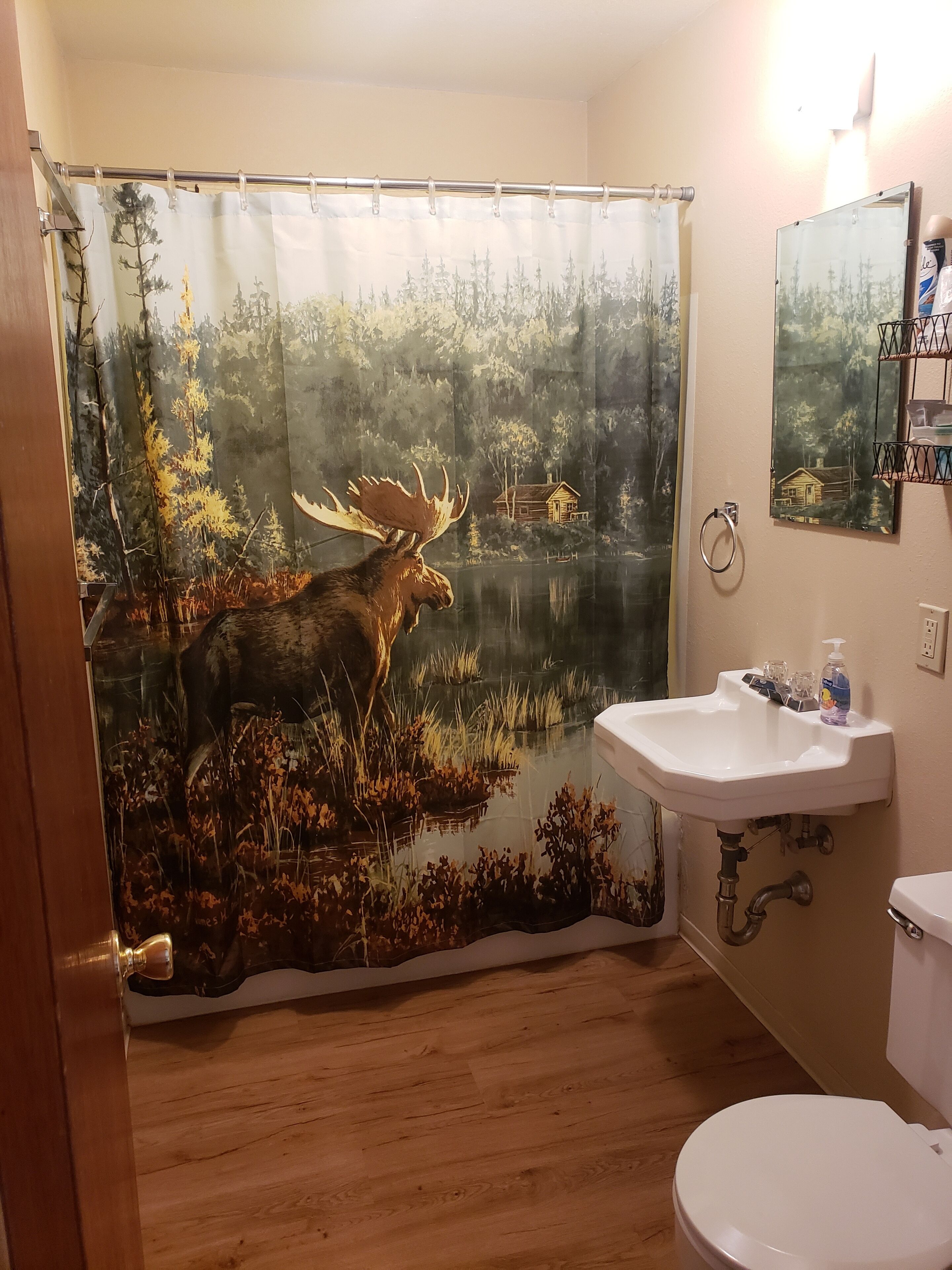 Basic Cabin | Bathroom