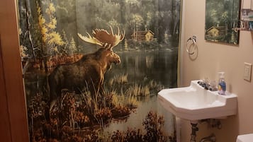 Basic Cabin | Bathroom