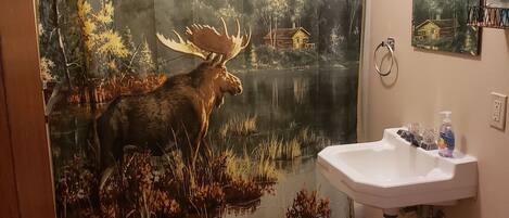 Basic Cabin | Bathroom