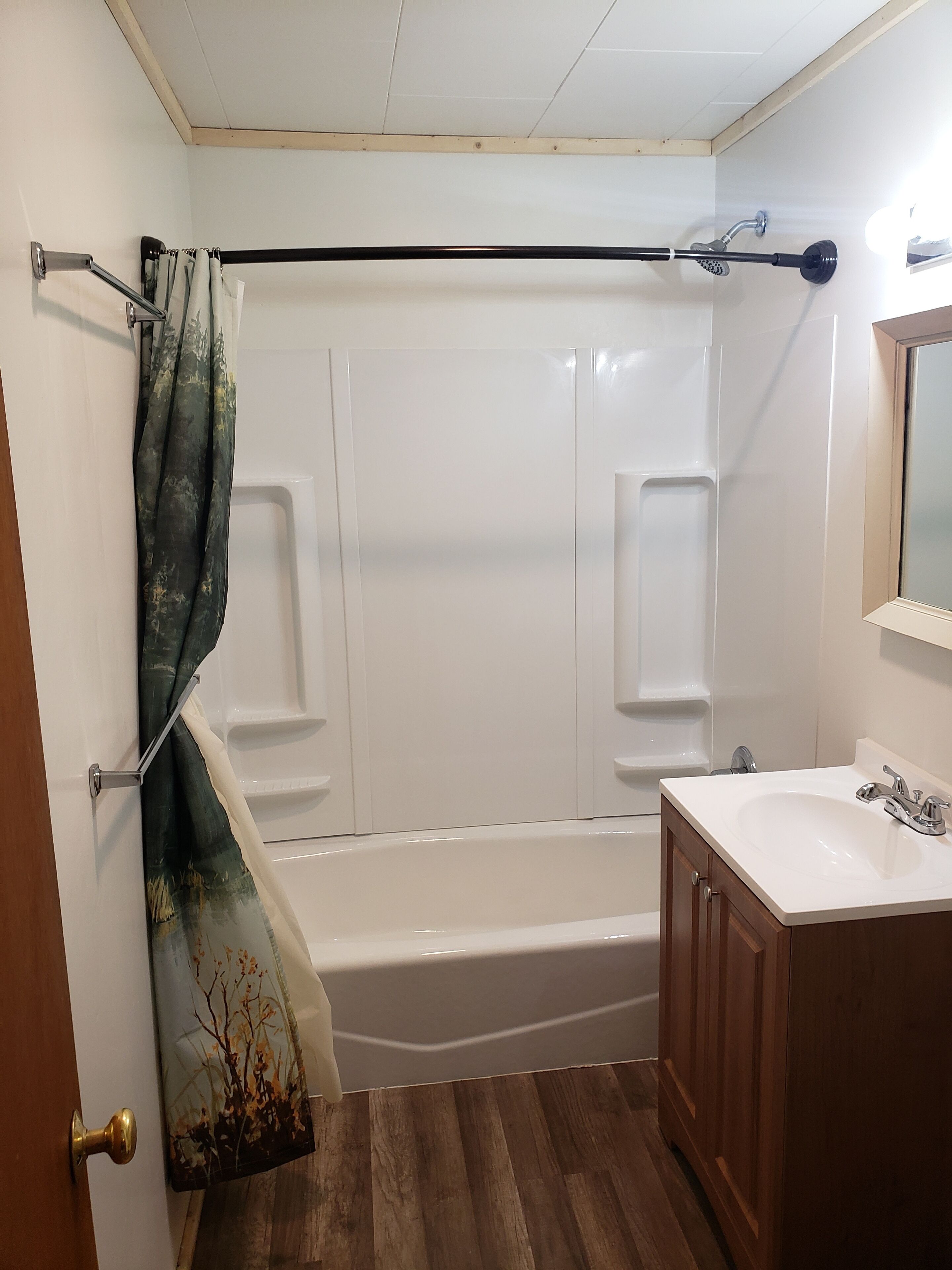 Basic Cabin | Bathroom