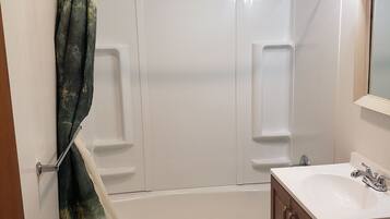 Basic Cabin | Bathroom